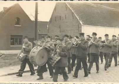 De eerste geburen speelden mee in de fanfare